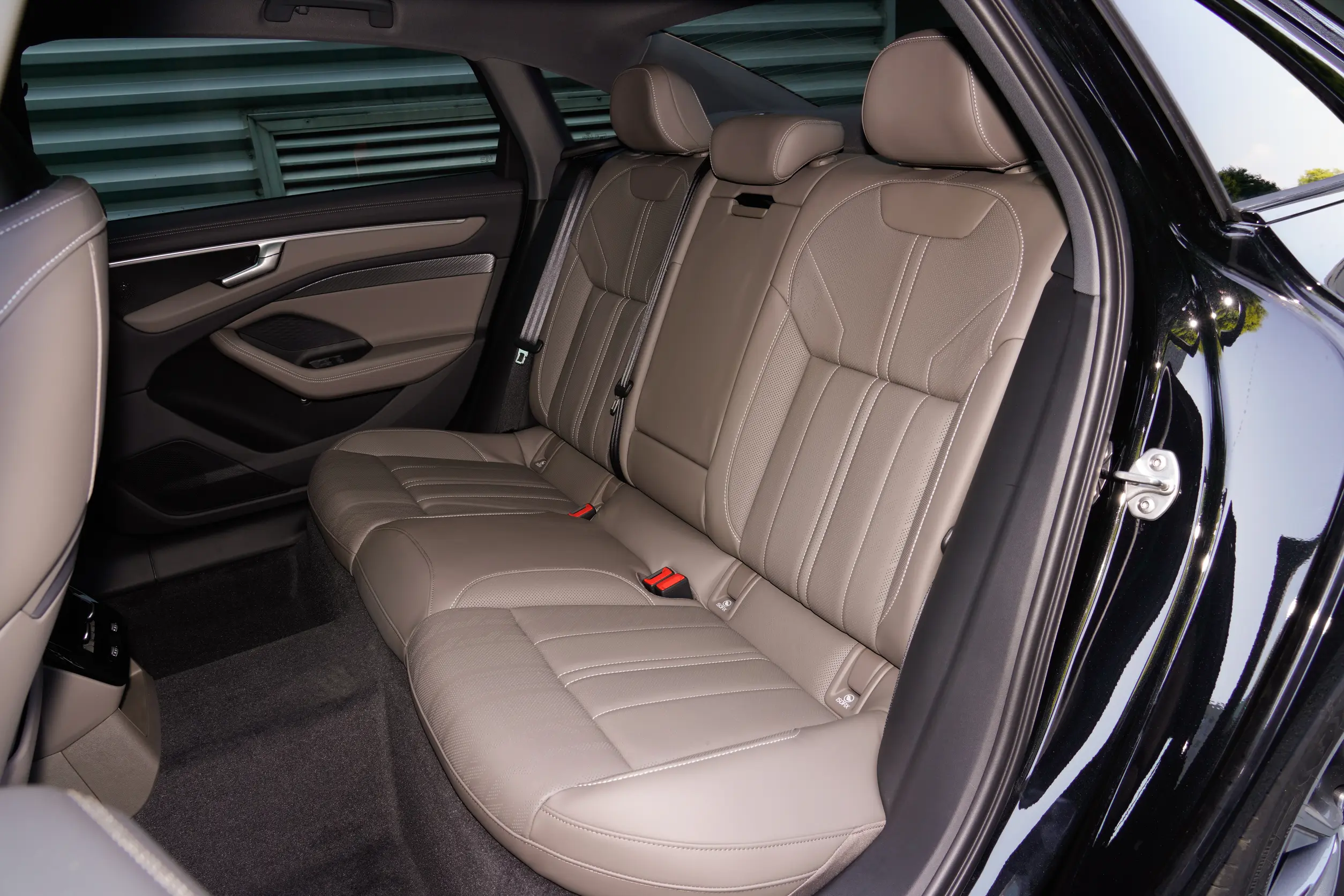 Audi A6L: купить под заказ из Китая