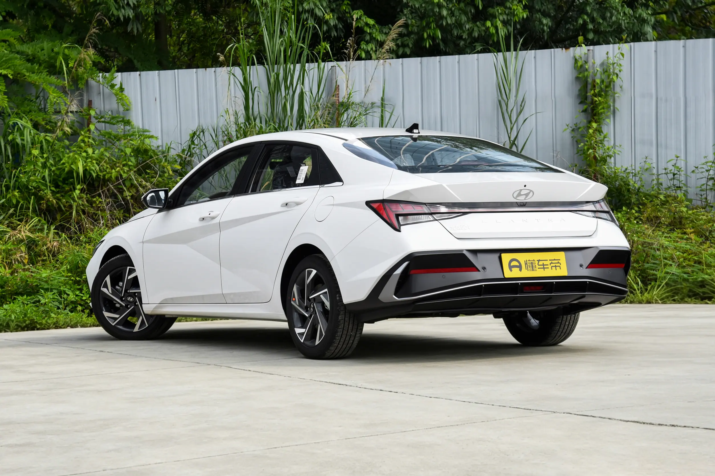 Hyundai Elantra: купить под заказ из Китая