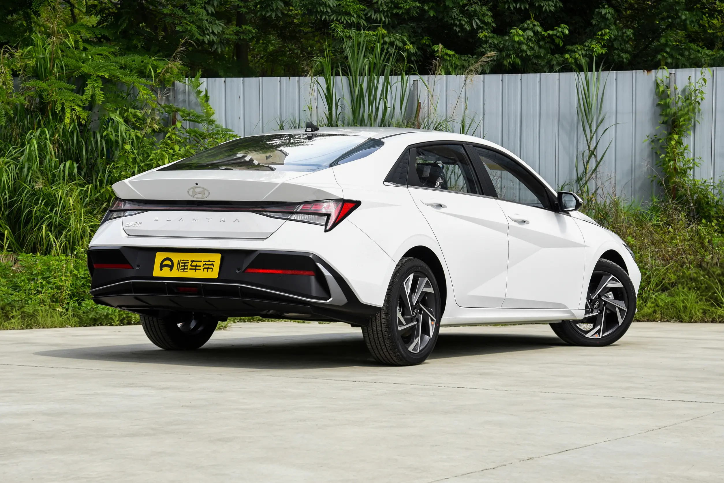 Hyundai Elantra: купить под заказ из Китая