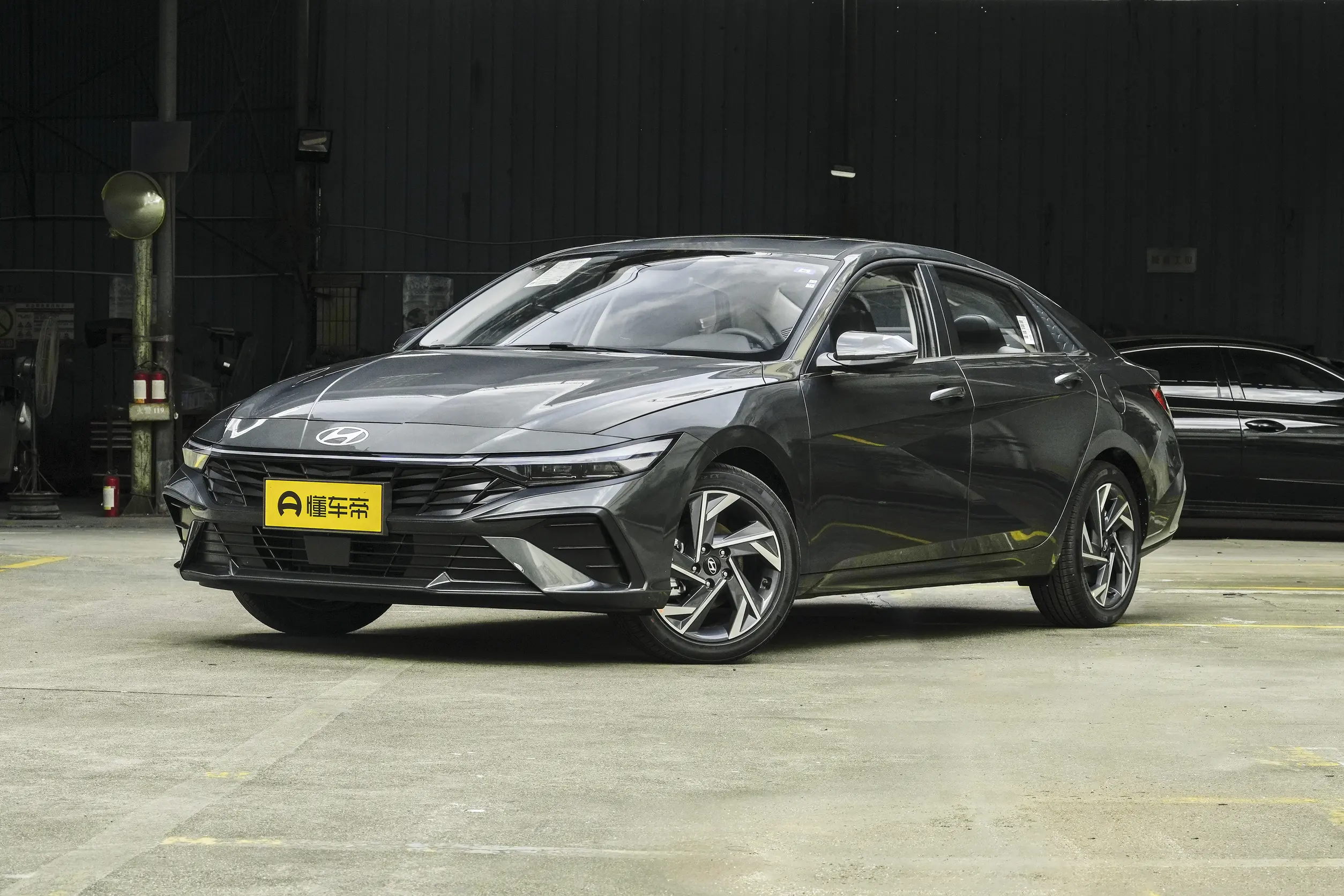 Hyundai Elantra: купить под заказ из Китая