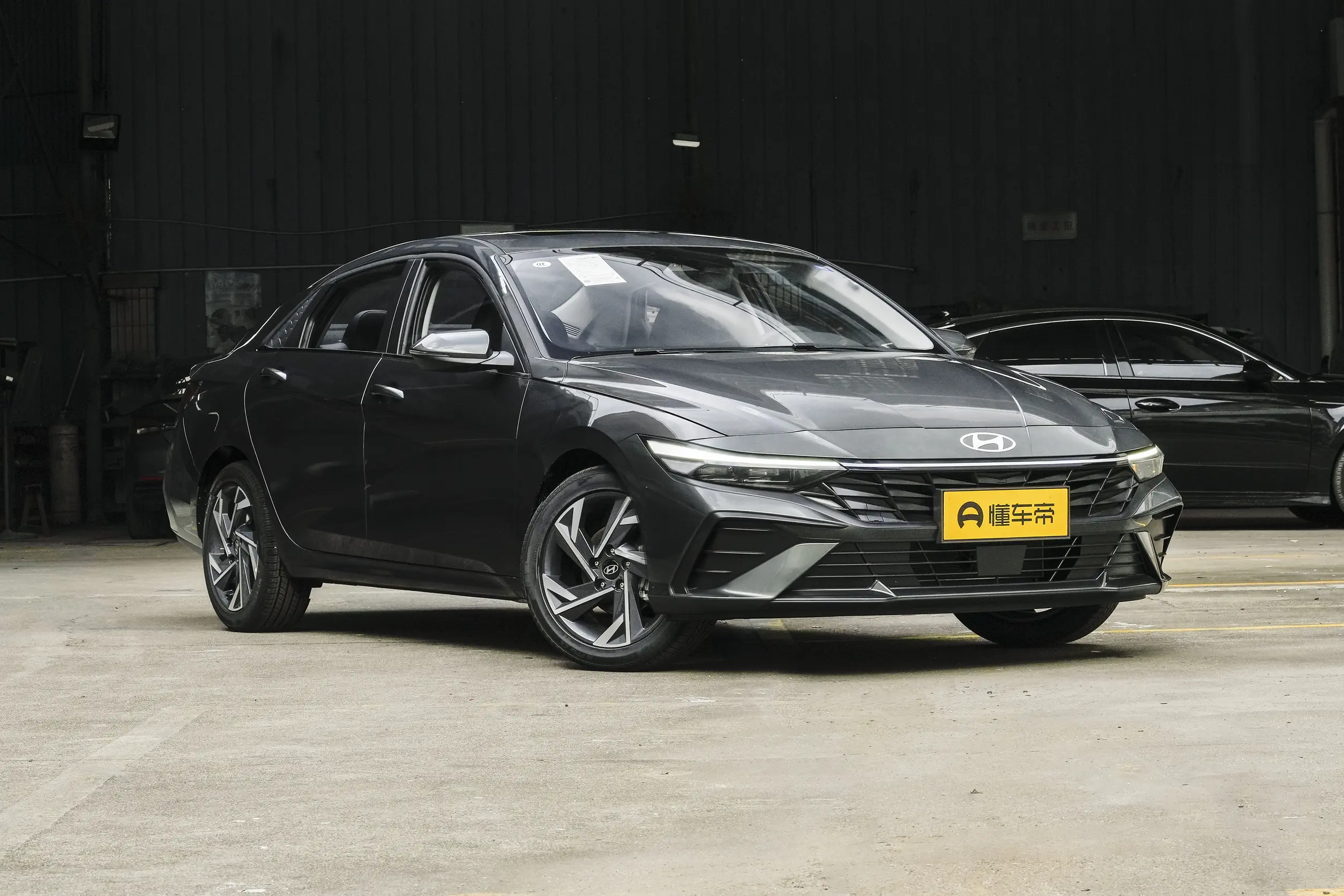 Hyundai Elantra: купить под заказ из Китая