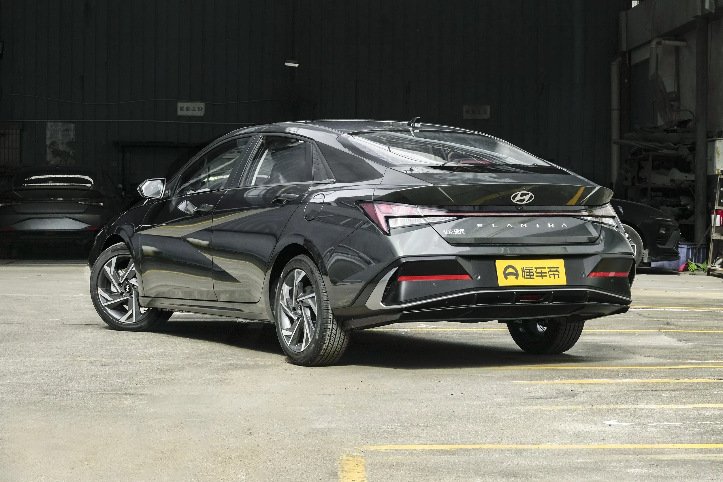 Hyundai Elantra: купить под заказ из Китая