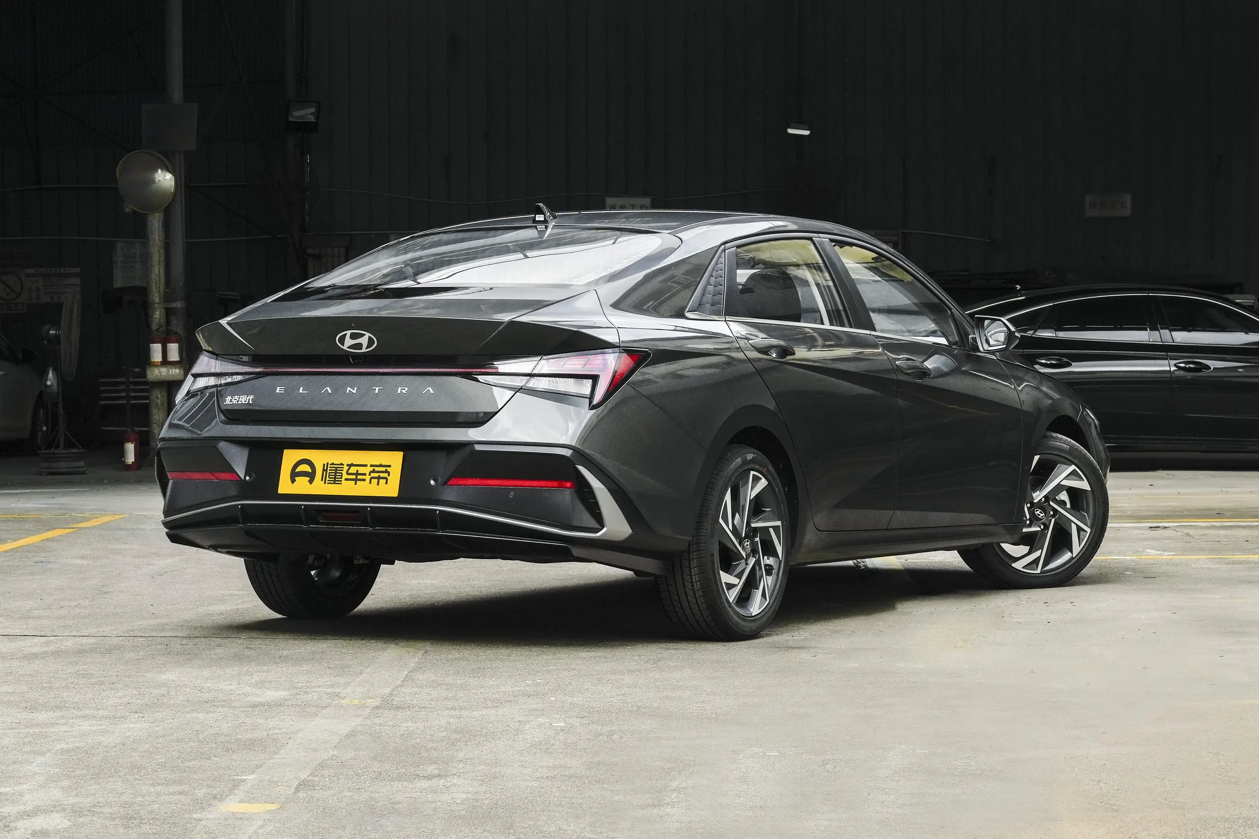 Hyundai Elantra: купить под заказ из Китая