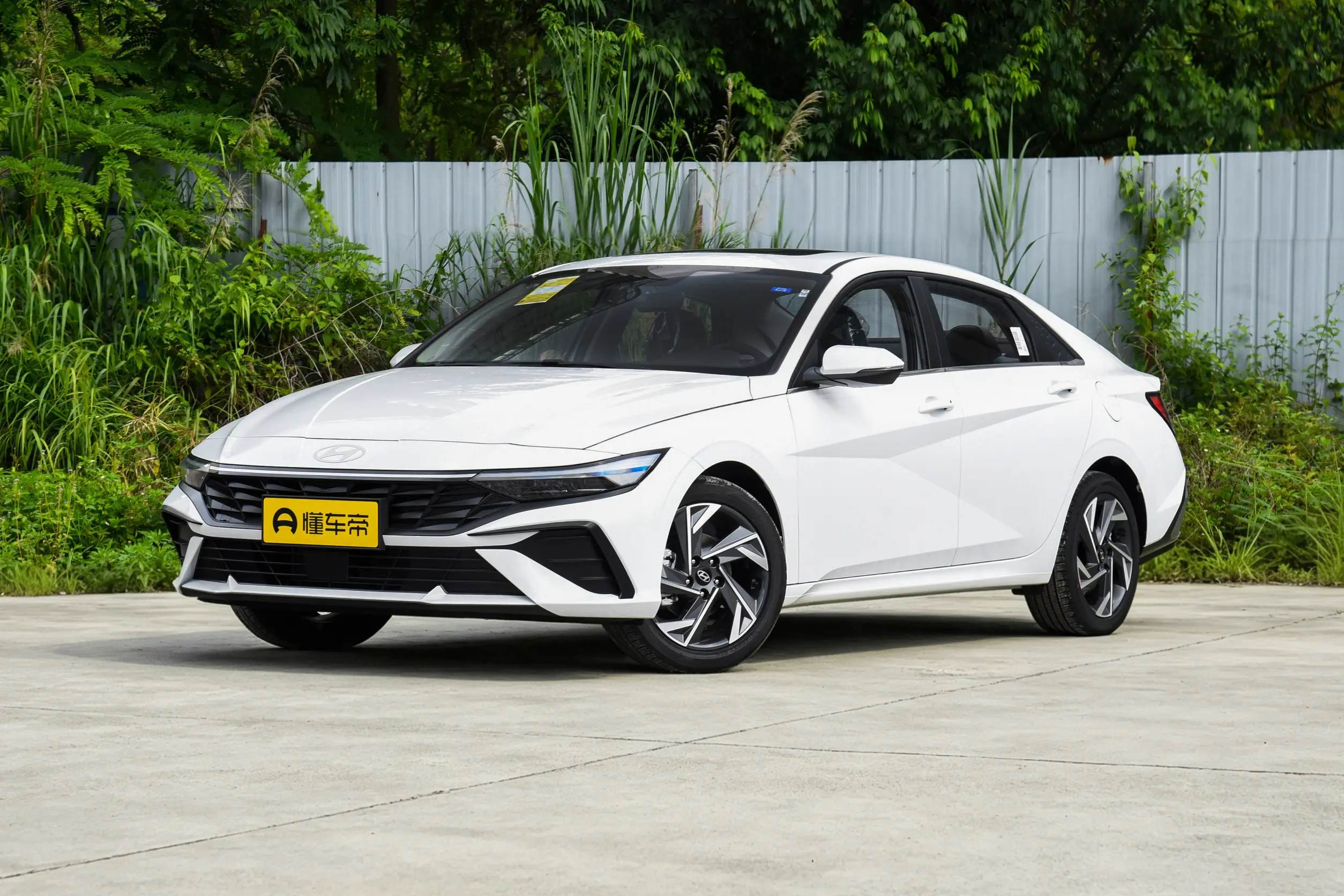 Hyundai Elantra: купить под заказ из Китая